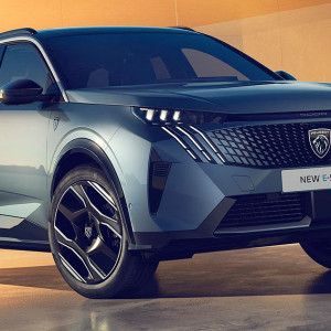  Peugeot E5008 Front 1